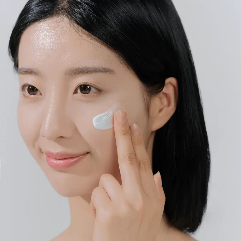 SKIN1004 - MADAGASCAR CENTELLA HYALU-CICA WATER-FIT SUN SERUM - Image 4